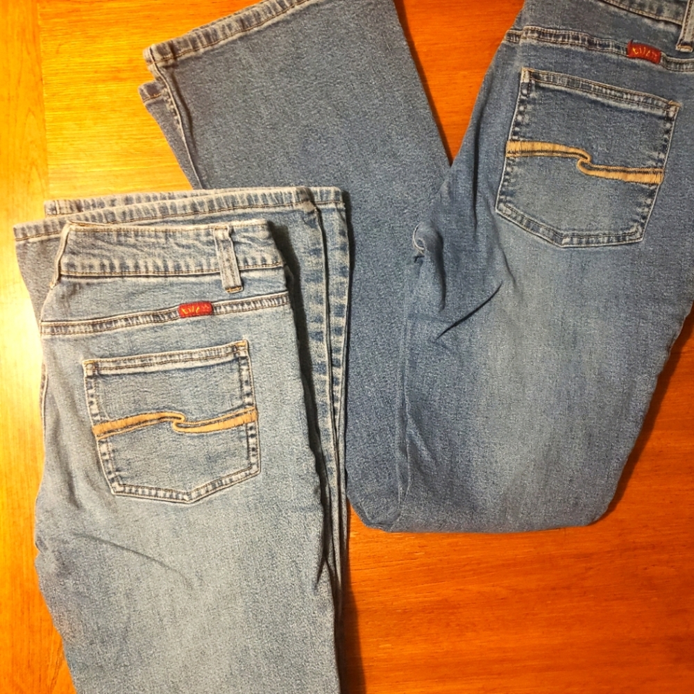2 pairs of Tilt size 5 short/stretch jeans.